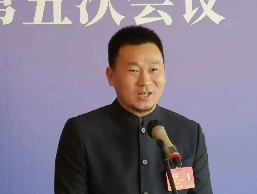 为进一步展示市政协团结、民主、开放、自信的形象，向市民和网友展示政协委员的履职风采，中山市政协十二届五次会议在2月4日上午开幕前开设“委员通道”，市政协委员、石家庄童杰钻井设备有限公司公司总经理陈朝阳走进“委员通道”，回应社会关切的问题。他就如何做好城市应急管理规划的问题进行发言，并回答记者提问。.jpg