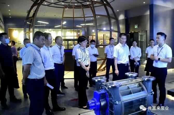 公司董事长、总经理陈迪(右一)向李军区长(右二)一行介绍爱游戏手机版官方网站-爱游戏(中国)产品